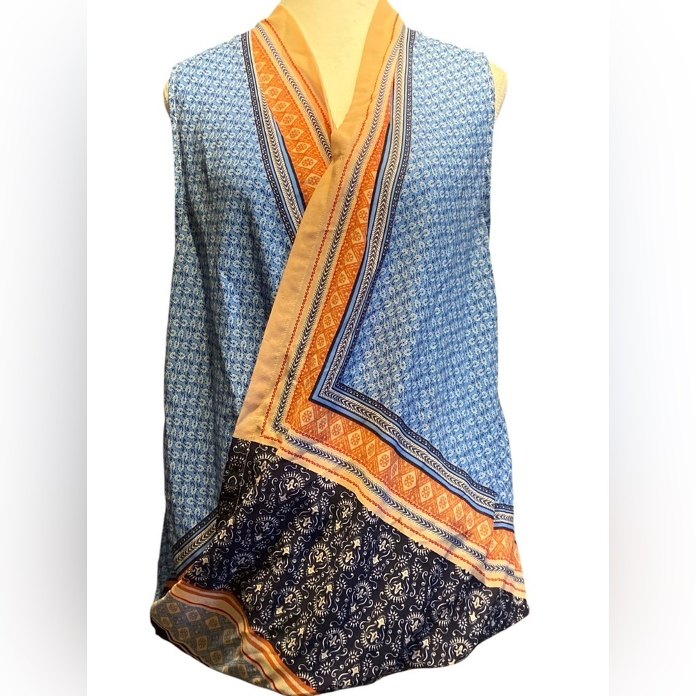 Liz Claiborne Blue Paisley Sleeveless Top
BIN E​